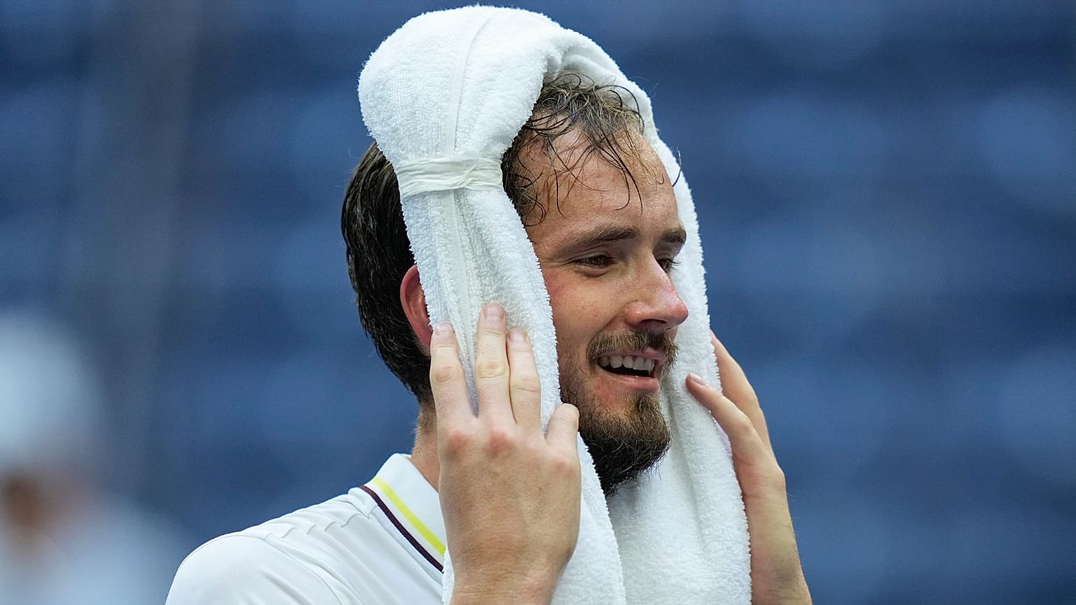 Daniil Medvedev kühlt sich nach seinem Sieg gegen Andrey Rublev im Viertelfinale der US Open Tennis Championships ab.