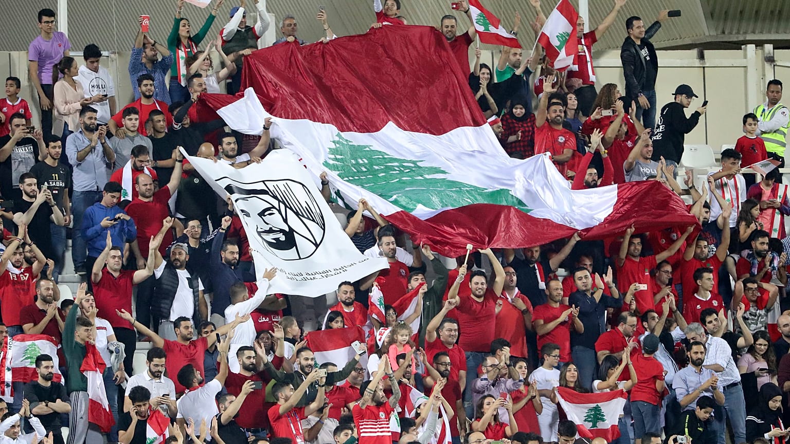 المشجعون اللبنانيون يهتفون لفريقهم خلال مجموعة كأس آسيا 2019