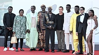 ضيوف الشرف مامادو كواسي، إيساكا سواجودو، الممثل مصطفى فال، المخرج ماتيو جاروني، الممثل سيدو سار، الممثل هشام يعقوبي وفلور بي بي كابوري في البندقية. 2023/09/06