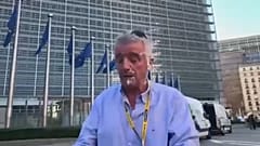 Der Ryanair-Boss bekommt Torte ins Gesicht