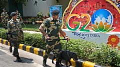 Hindistan'ın Yeni Delhi kentinde bu hafta yapılacak G20 ülkeleri zirvesi öncesinde, 7 Eylül 2023, Perşembe günü, Hintli paramiliter askerler, bir koklayıcı köpekle birlikte zirvenin yapılacağı alanın yakınlarını arıyor.