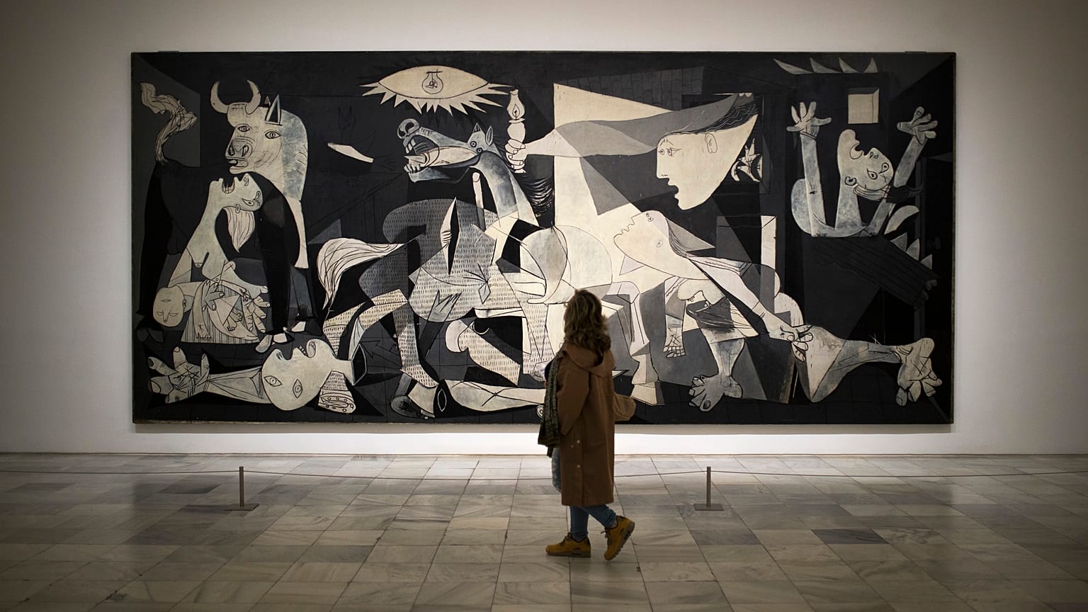 Picasso dipinse la sua opera iconica nel 1937 per ricordare le persone morte nella città basca di Guernica, nel nord della Spagna, durante la guerra civile spagnola del 1936-1939\. 