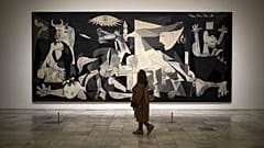 Picasso malte sein ikonisches Kunstwerk 1937 zum Gedenken an die Menschen, die während des Spanischen Bürgerkriegs (1936-1939) in der baskischen Stadt Guernica in Nordspanien starben. 