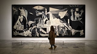Picasso malte sein ikonisches Kunstwerk 1937 zum Gedenken an die Menschen, die während des Spanischen Bürgerkriegs (1936-1939) in der baskischen Stadt Guernica in Nordspanien starben.