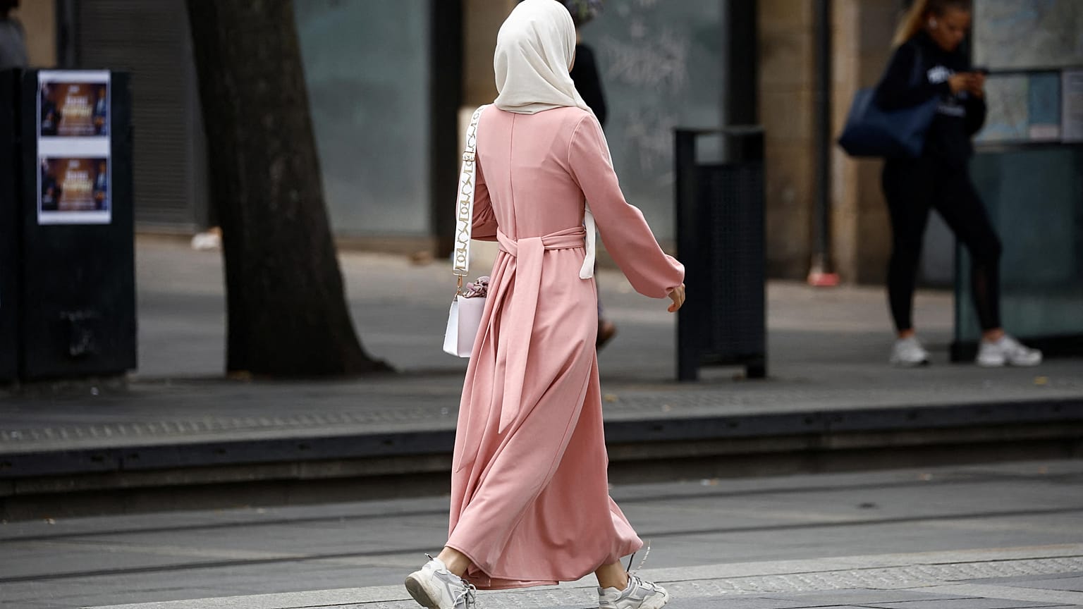 Fransa'da abaya giyen kız öğrenciler