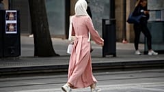 Fransa'da abaya giyen kız öğrenciler
