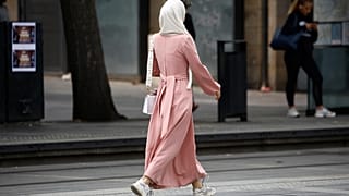 Fransa'da abaya giyen kız öğrenciler