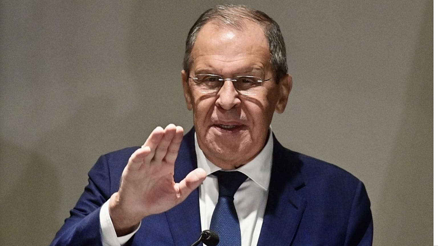 وزير الخارجية الروسي سيرغي لافروف يتحدث في مؤتمر صحفي في أحد فنادق دكا، 7 سبتمبر 2023.