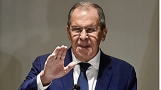 وزير الخارجية الروسي سيرغي لافروف يتحدث في مؤتمر صحفي في أحد فنادق دكا، 7 سبتمبر 2023.