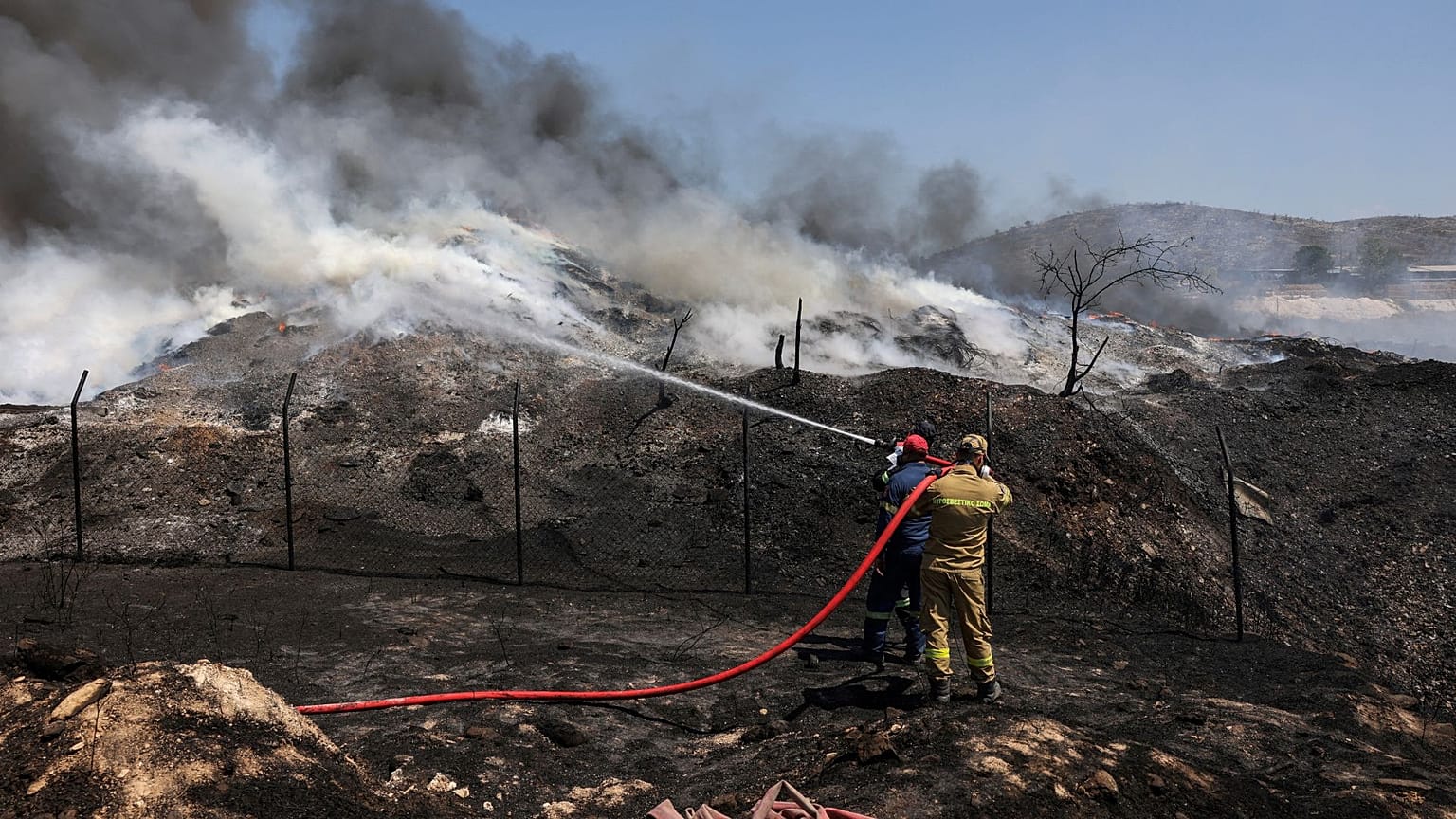 Feuerwehrleute versuchen, einen Brand in einer Recyclinganlage in Sesklo in Mittelgriechenland zu löschen, 26\. Juli 2023\. 