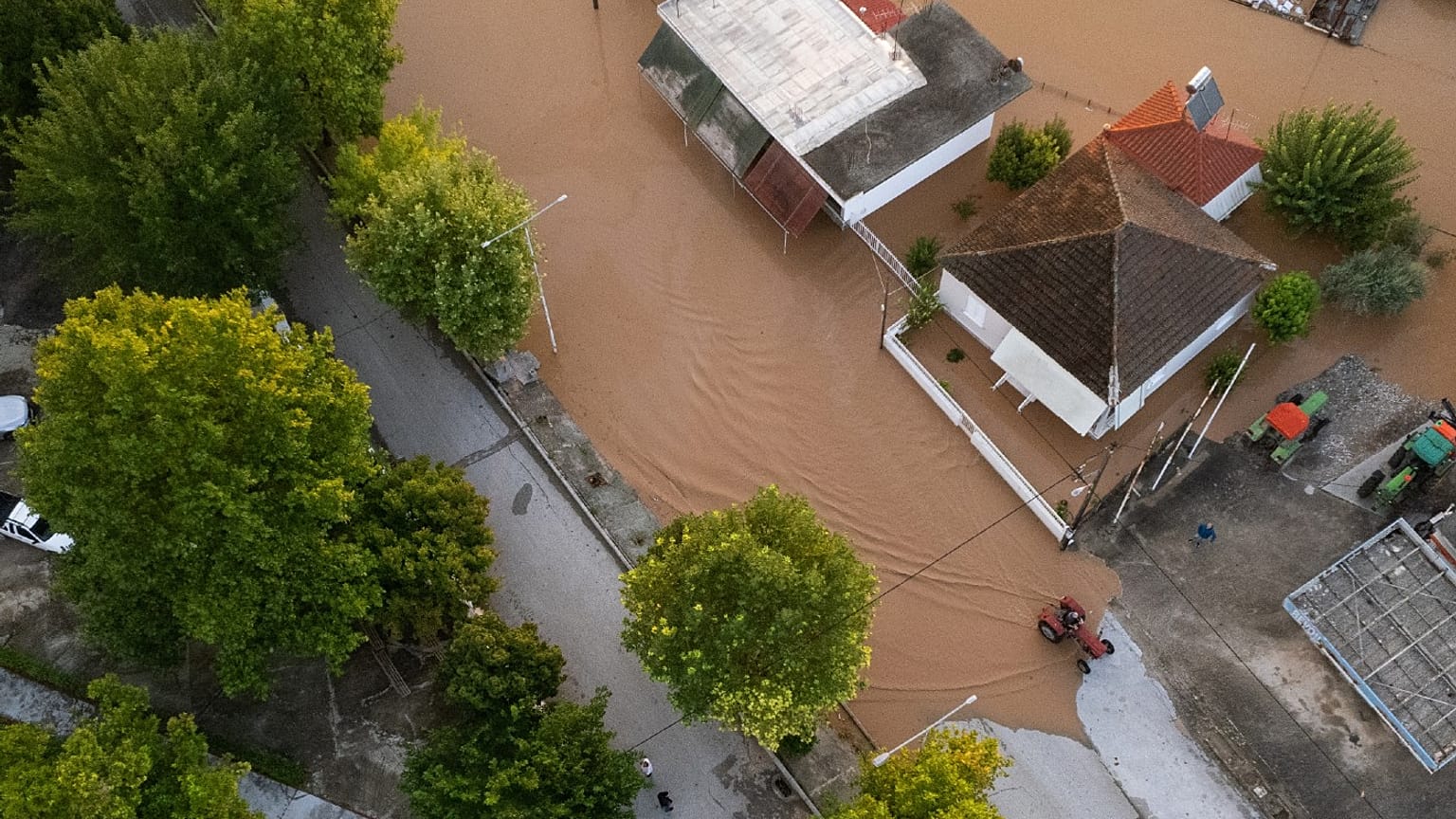 Φωτογραφία από drone εικονίζει το πλημμυρισμένο χωριό Πηνειάδα Τρικάλων, κατά τη διάρκεια της κακοκαιρίας Daniel