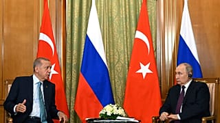 Президенты Турции и России Реджеп Тайип Эрдоган и Владимир Путин на фоне своих флагов