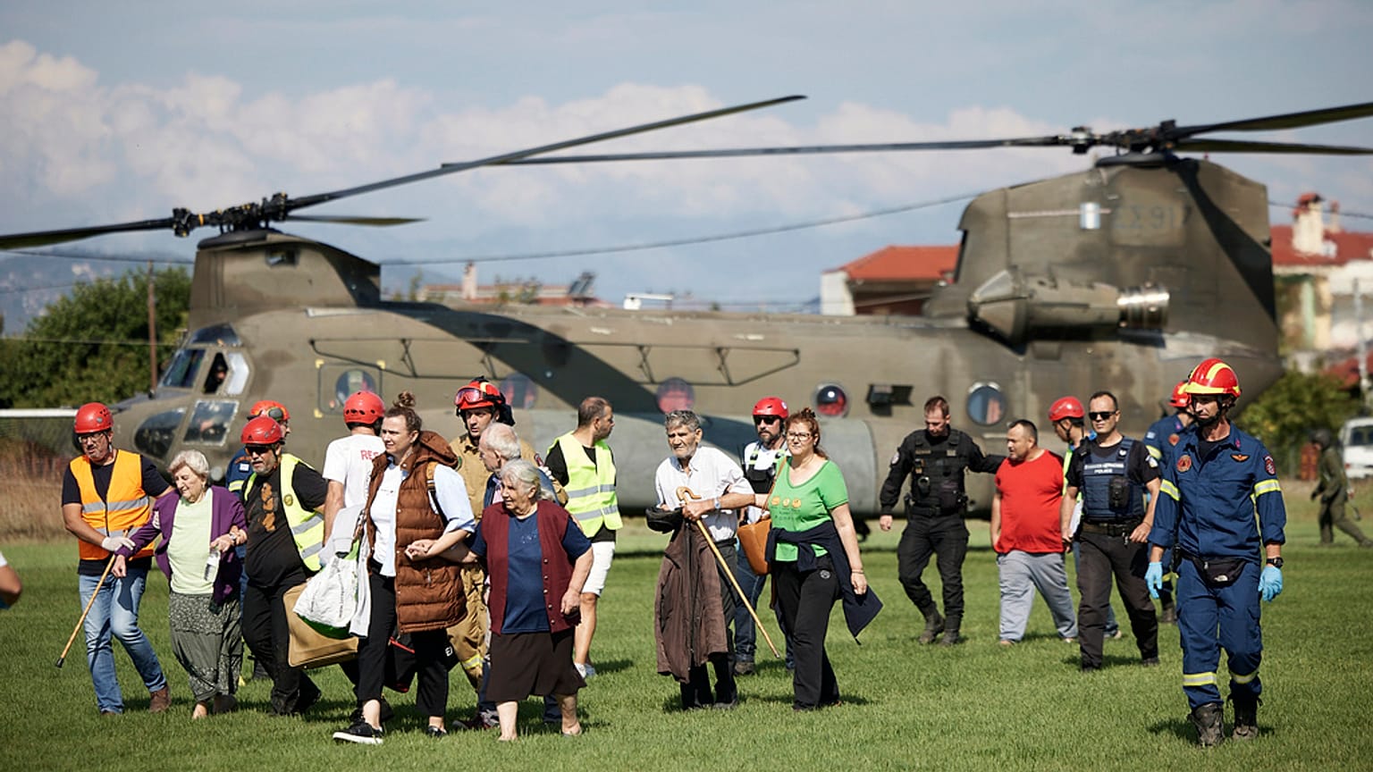 Des personnes évacuées de villages inondés arrivent par hélicoptère sur un stade de football de la ville de Karditsa, dans la région de Thessalie, Grèce. 8/09/2023