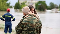 Μικρό κοριτσάκι στα χέρια του πατέρα του με τις πλημμύρες στη Λάρισα (φώτο αρχείου)