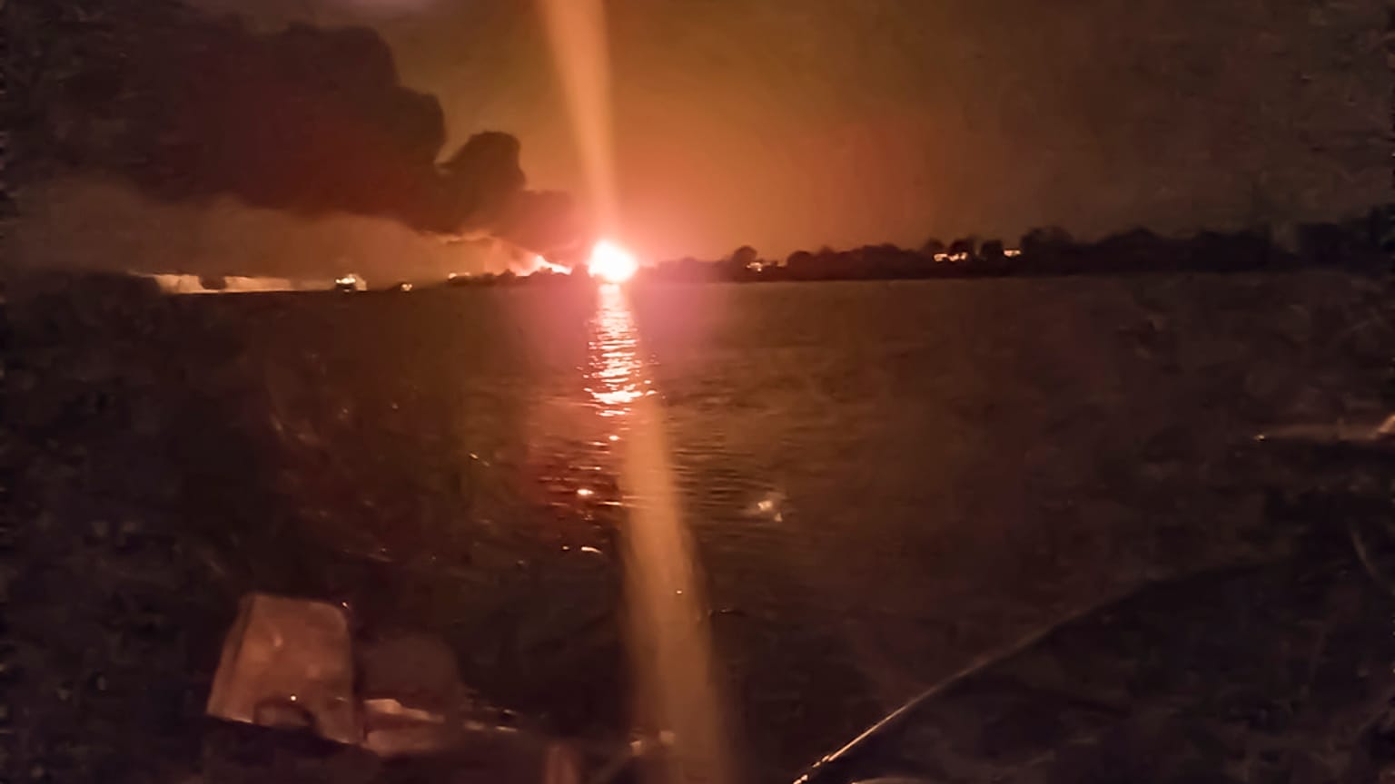Ataque de drones rusos contra la orilla ucraniana del Danubio, vista desde Rumanía, donde se investiga una violación de su espacio aéreo