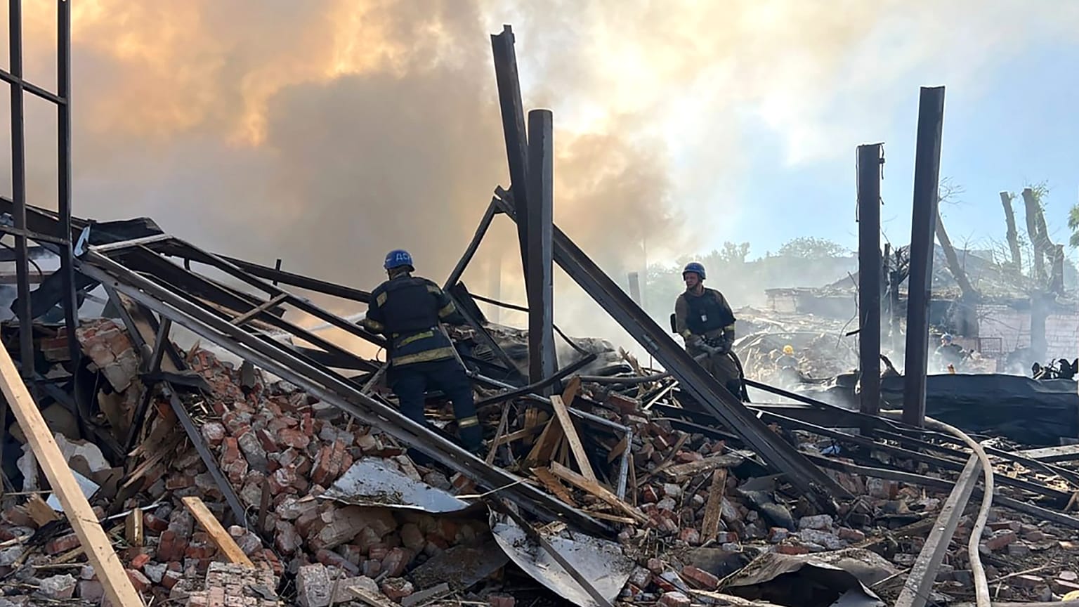 Les services d'urgence s'efforce d'éteindre un incendie suite à une attaque russe à Kryvyï Rig, en Ukraine, vendredi 8 septembre 2023.