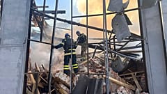Auf diesem vom ukrainischen Rettungsdienst zur Verfügung gestellten Foto löschen Einsatzkräfte einen Brand nach einem russischen Angriff in Kryvyi Rih, Ukraine, 8. September 
