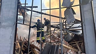 Bombeiros apagam um incêndio após um ataque russo em Kryvyi Rih, Ucrânia, 8 de setembro de 2023