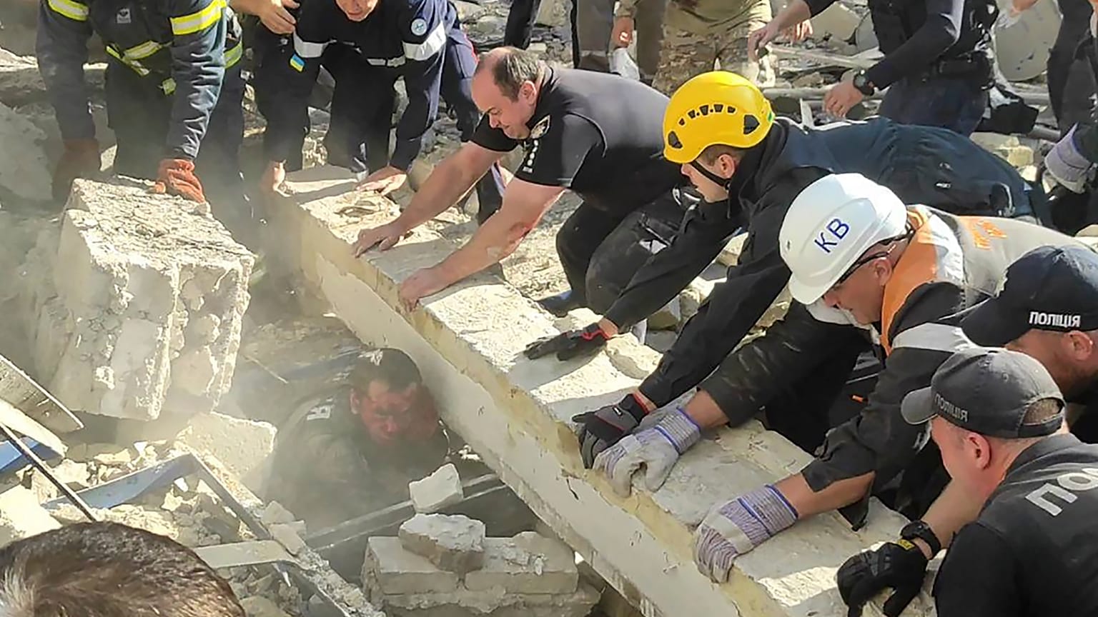 Servicios de emergencia y policías trabajan para salvar a un agente herido bajo los escombros tras un ataque ruso en Krivói Rog, Ucrania, el 8 de septiembre de 2023.