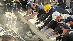 Servicios de emergencia y policías trabajan para salvar a un agente herido bajo los escombros tras un ataque ruso en Krivói Rog, Ucrania, el 8 de septiembre de 2023.