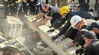 Servicios de emergencia y policías trabajan para salvar a un agente herido bajo los escombros tras un ataque ruso en Krivói Rog, Ucrania, el 8 de septiembre de 2023.