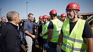 Ο πρωθυπουργός Κυριάκος Μητσοτάκης συνομιλεί με τους διασώστες στο στάδιο της Καρδίτσας