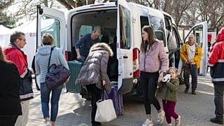Archív fotó: Ukrajnából menekülő emberek érkeznek a beregsurányi segítségpontra