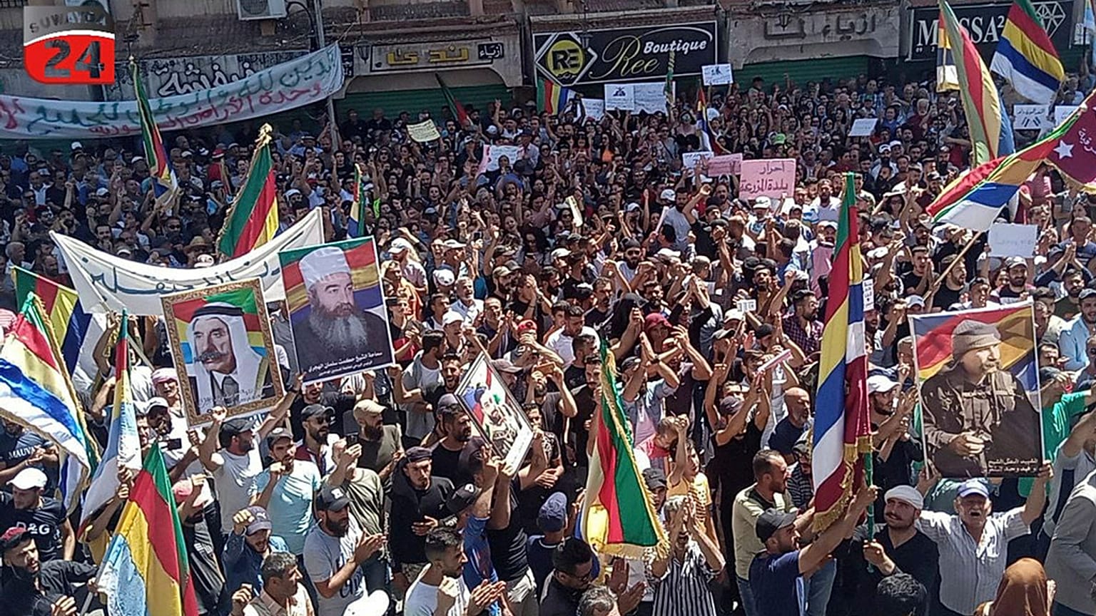 Dürzi bayrakları taşıyan göstericiler ekonomik koşulları protesto etti