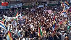 Dürzi bayrakları taşıyan göstericiler ekonomik koşulları protesto etti