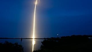 Starlink V2 Mini uydusunu taşiıyan SpaceX Falcon roketinin fırlatılışı