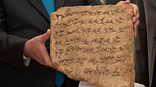عکس تزیینی است؛ وزیر فرهنگ عراق، یک اثر باستانی که از ایتالیا بازگردانده شده را در کاخ صلح در منطقه سبز در بغداد به نمایش می گذارد.