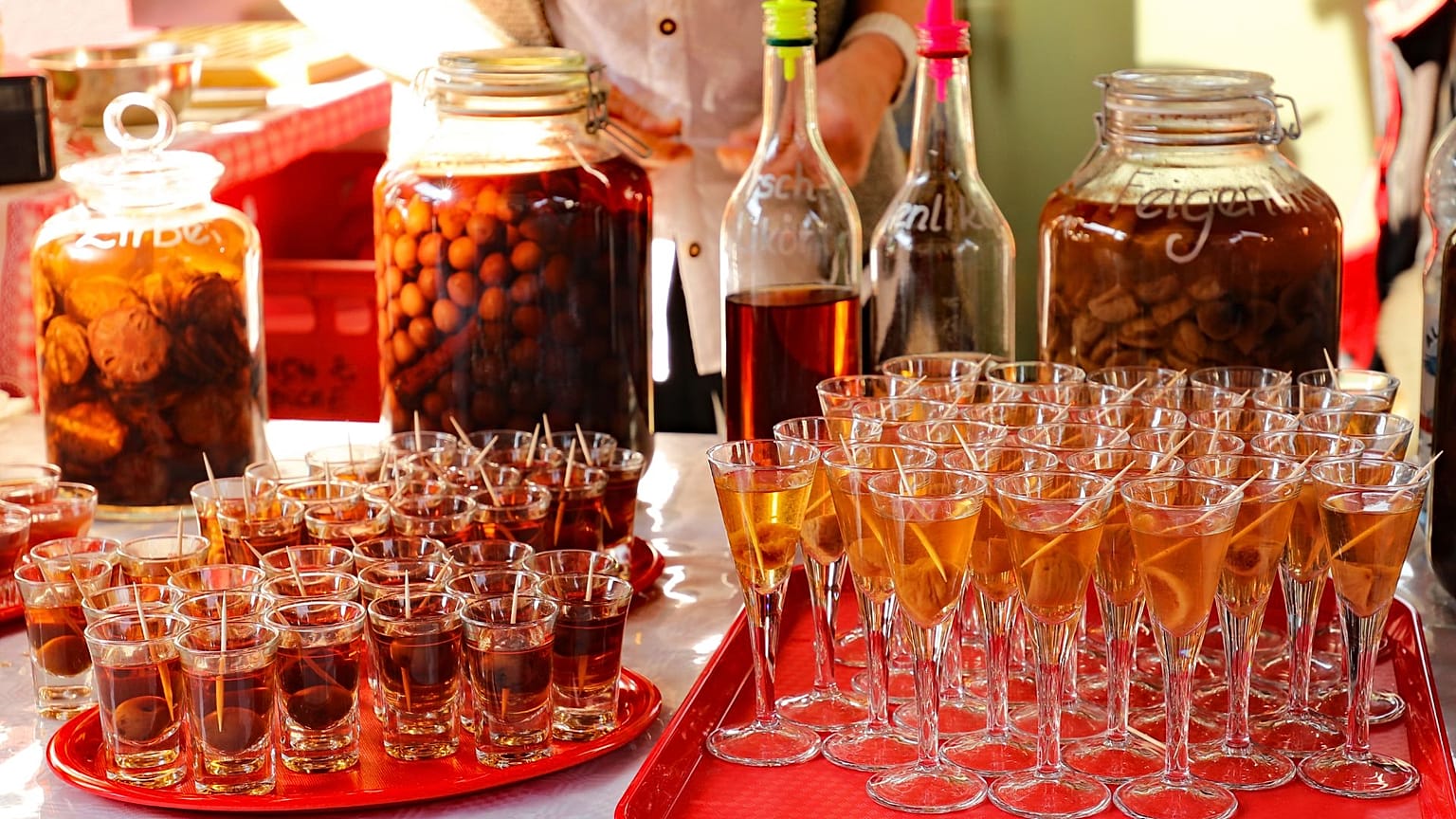 Essayez le schnaps local dans les Alpes autrichiennes.