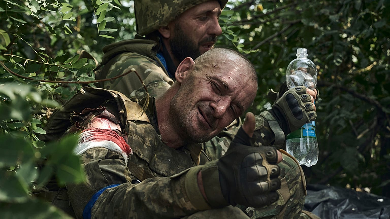 Un soldat ukrainien blessé levant son pouce en l'air attendant d'être évacué près de Bakhmout, 5 septembre 2023.