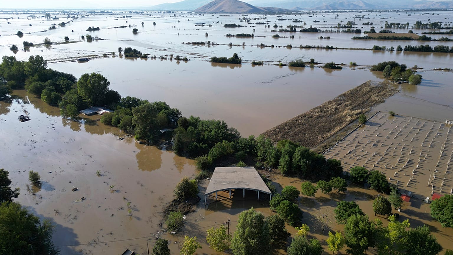 Yunanistan'ın orta kesimlerindeki Karditsa'da köyler sel sularına gömüldü