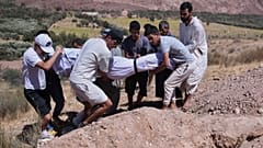 Vítima do sismo é enterrado em Talat N'yakoub, Marrocos