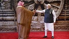 رئيس الوزراء الهندي ناريندرا مودي يصافح ولي العهد السعودي محمد بن سلمان قبل قمة قادة مجموعة العشرين في نيودلهي- 9 سبتمبر 2023.