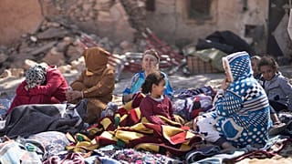Famílias aguardam na rua em Moulay Brahim, perto de Marraquexe, horas depois do sismo