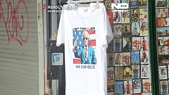 Imagem de Joe Biden numa t-shirt, num mercado no Vietname