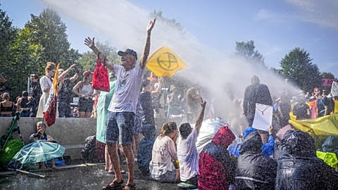 Wasserwerfer gegen Klima-Protest in den Niederlanden