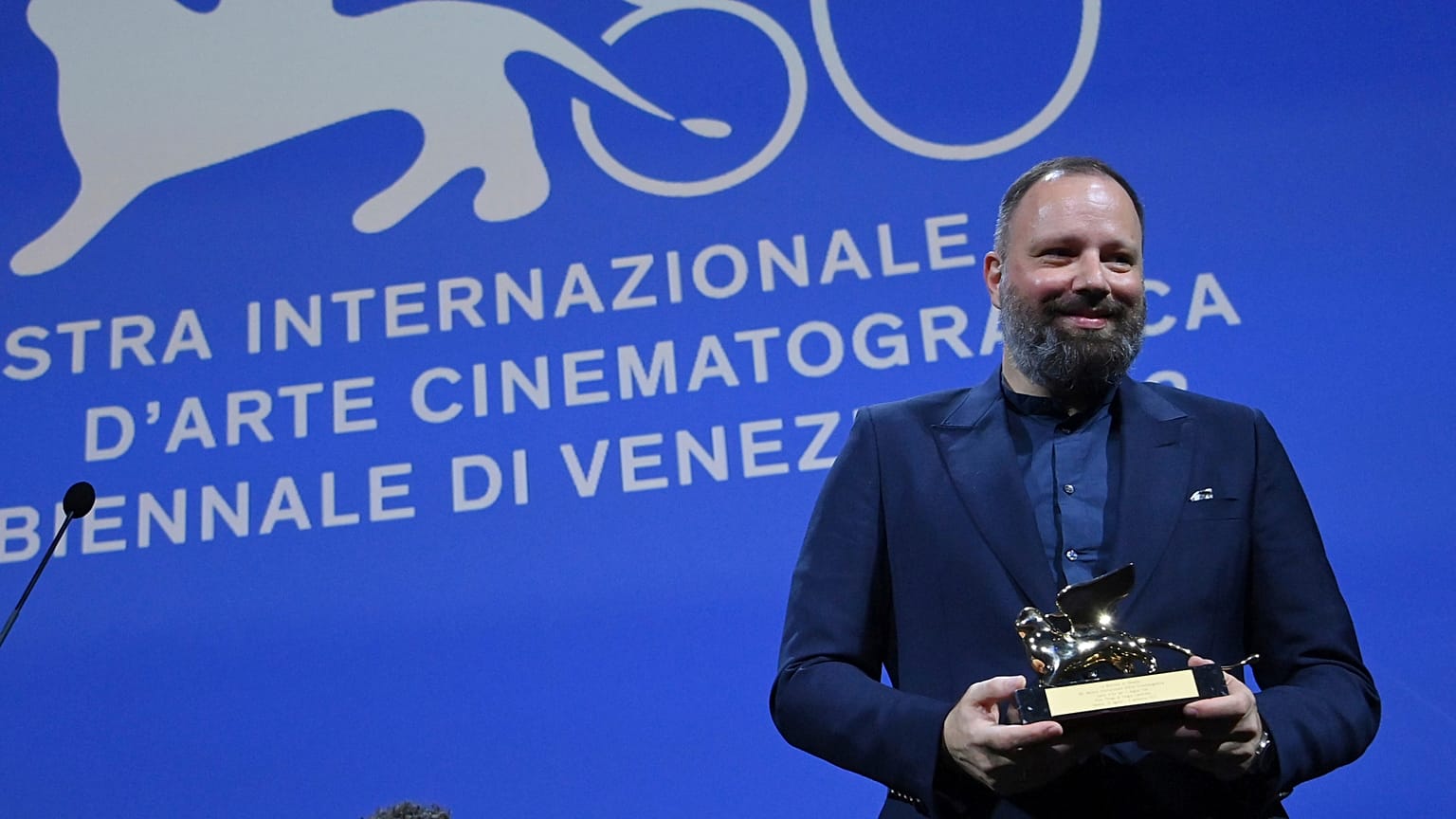 Yorgos Lanthimos mostra o Leão de Ouro ganho em Veneza