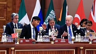 الريس الأمريكي جو بايدن إلى جانب رئيس الوزراء البريطاني ريشي سوناك في مجموعة العشرين في نيودلهي