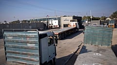 شاحنات تقف على الجانب الفلسطيني من معبر كرم أبو سالم بالقرب من رفح في جنوب قطاع غزة، 10 يوليو، 2018.