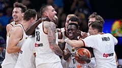 L'équipe allemande célèbre sa victoire en finale contre la Serbie
