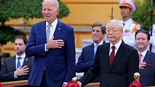 El presidente de EEUU, Joe Biden, con la máxima autoridad vietnamita, Nguyen Phu Trong, en Hanói