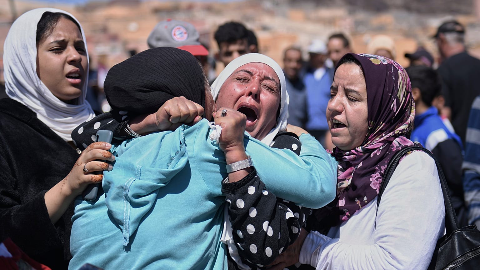 Marokkanische Frauen beweinen ein Todesopfer des Erbebens im Dorf Moulay Brahim in der Probvinz Al Haouz