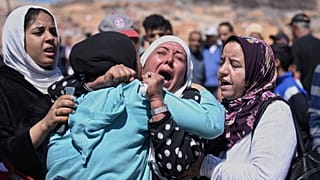 Marokkanische Frauen beweinen ein Todesopfer des Erbebens im Dorf Moulay Brahim in der Probvinz Al Haouz