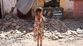 Μικρό κορίτσι μποστά από τα συντρίμμια κτιρίου μετά τον καταστροφικό σεισμό στο Μαρόκο
