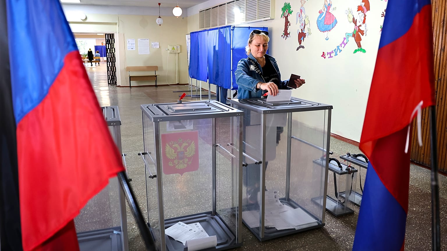 Una mujer deposita su voto en un colegio electoral durante las elecciones locales en Donetsk, la capital de la región de Donetsk controlada por Rusia, 10/09/2023