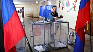 Una mujer deposita su voto en un colegio electoral durante las elecciones locales en Donetsk, la capital de la región de Donetsk controlada por Rusia, 10/09/2023
