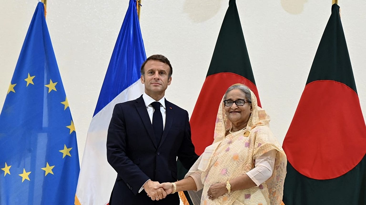 Le président français Emmanuel Macron et la Première ministre du Bangladesh Sheikh Hasina se serrent la main lors d'une réunion bilatérale à Dacca, le 11 septembre 2023.